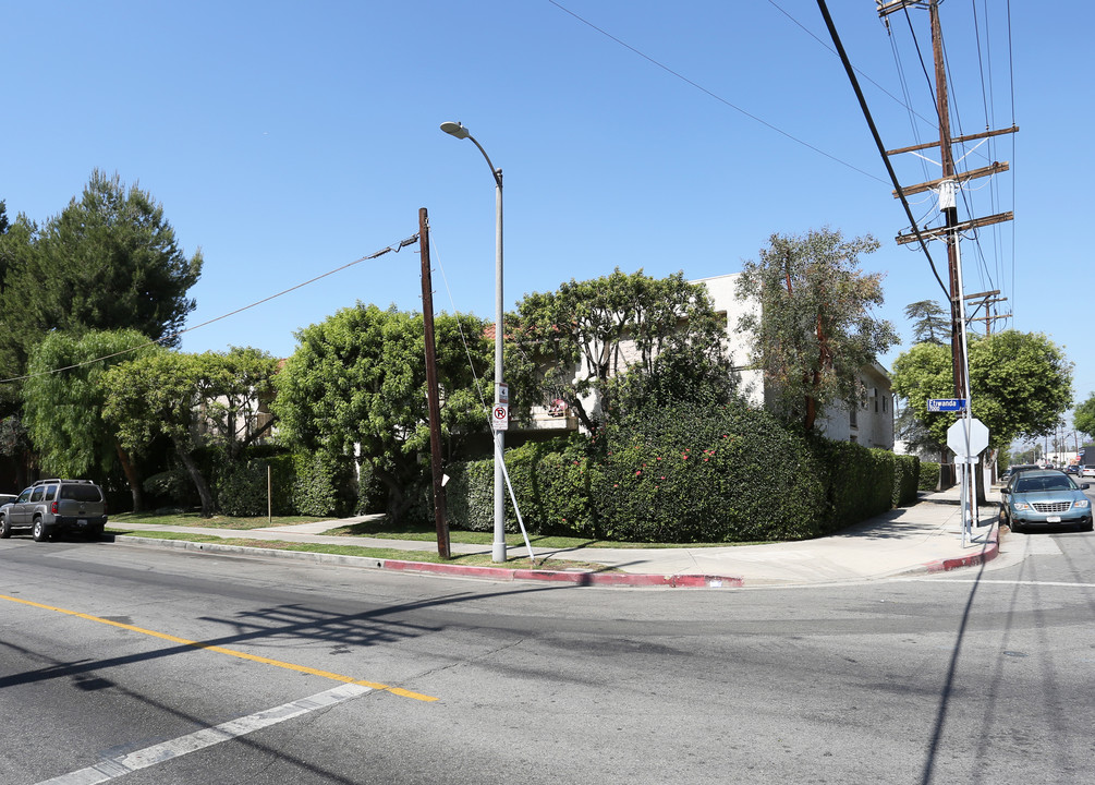 7055 Etiwanda Ave in Reseda, CA - Building Photo