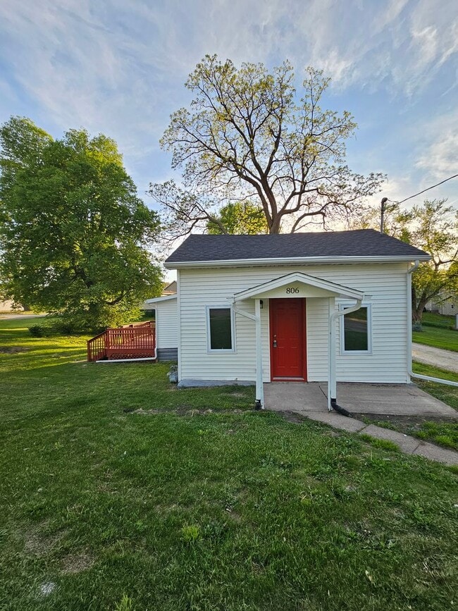 property at 806 N Roche St