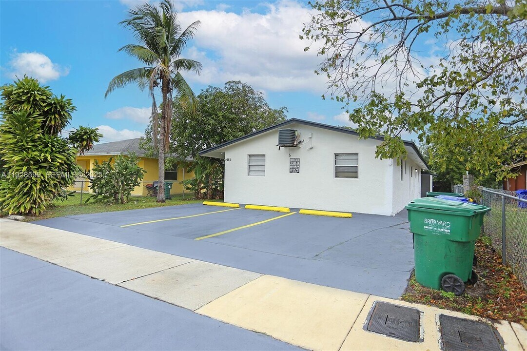 2681 NW 15th St in Fort Lauderdale, FL - Foto de edificio