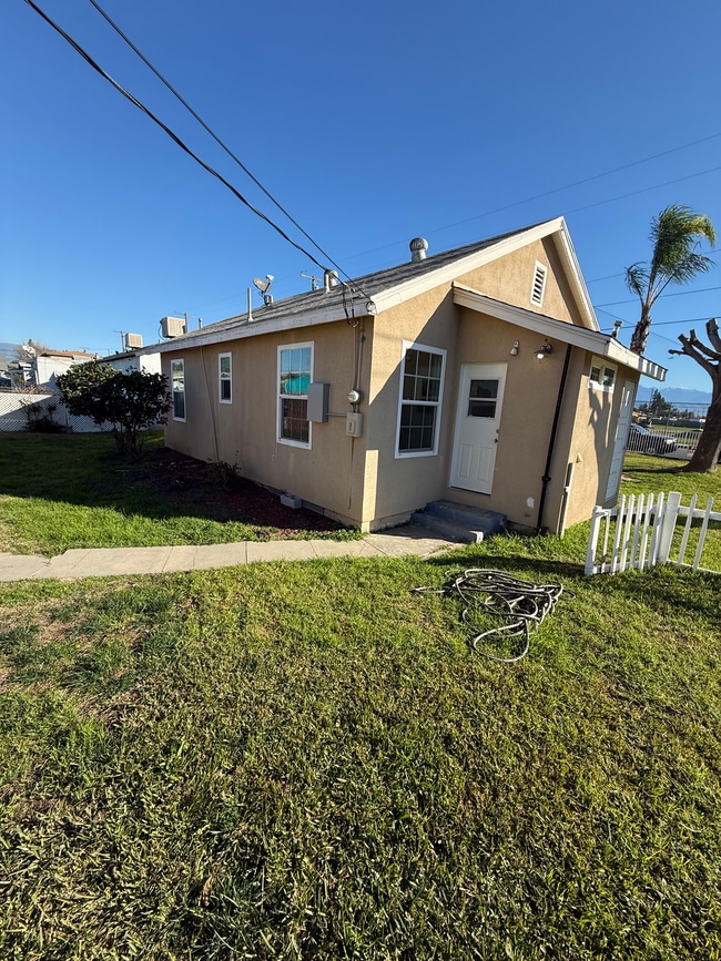 411 Grand Ave in Colton, CA - Foto de edificio - Building Photo