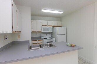 18304 NW 68th Ave, Unit L in Hialeah, FL - Building Photo - Building Photo