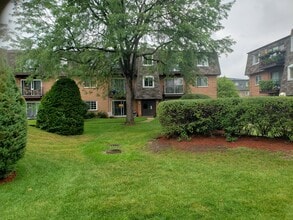 9397 Bay Colony Dr in Des Plaines, IL - Building Photo - Building Photo
