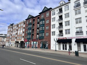 850 E Main St in Stamford, CT - Foto de edificio - Building Photo