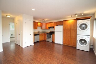 4232-4232 SE Cesar Estrada Chavez Blvd in Portland, OR - Building Photo