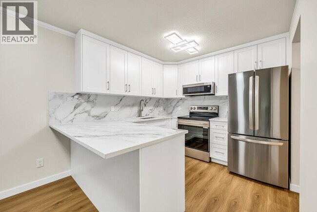 450 Bromley St in Coquitlam, BC - Building Photo - Building Photo