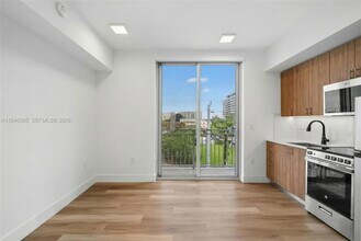 650 SW 1st St, Unit 406 in Miami, FL - Building Photo - Building Photo