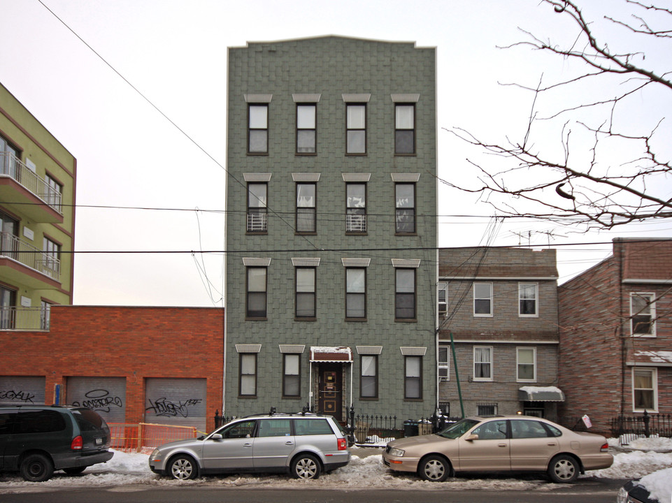 194 N 9th St in Brooklyn, NY - Building Photo