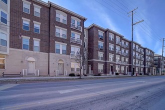 Old University Place in Madison, WI - Foto de edificio - Building Photo