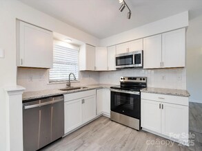 1635 Katherine Kiker Rd in Charlotte, NC - Foto de edificio - Building Photo