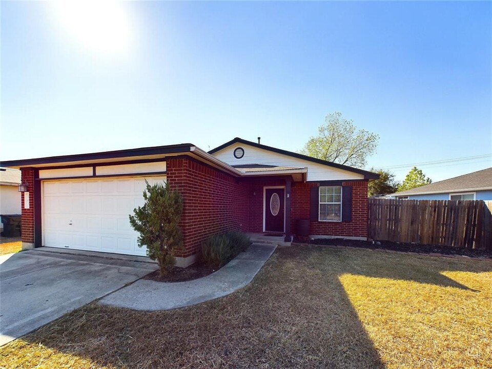 163 Keegans Way in Kyle, TX - Foto de edificio