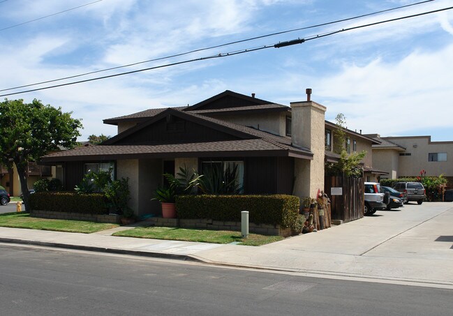 16892 Green St in Huntington Beach, CA - Foto de edificio - Building Photo