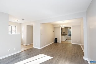 964 Sutton Ct in Charlottesville, VA - Building Photo