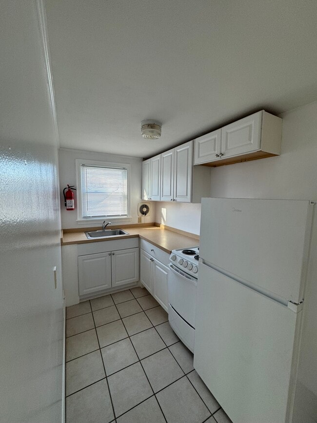 142 Cayuta St, Unit 202 in Corning, NY - Foto de edificio - Building Photo