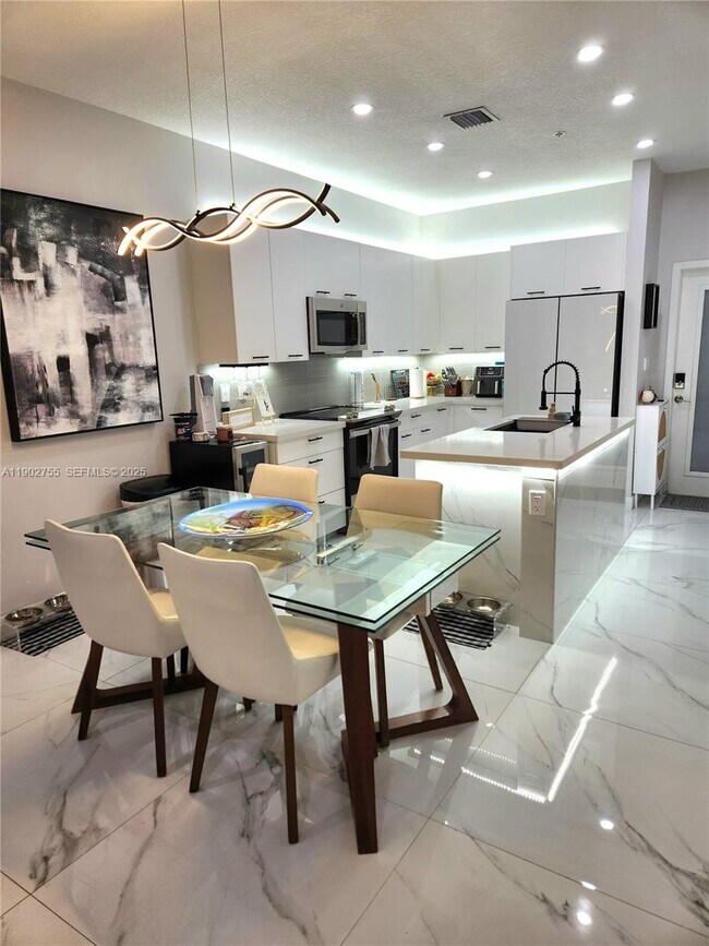 8363 NW 41st St in Doral, FL - Building Photo - Building Photo