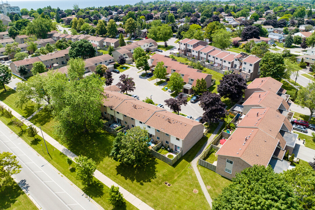 28 Robbie Cres in Ajax, ON - Building Photo