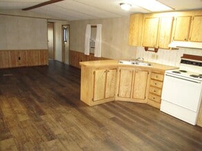 1490-1490 1/2 Thomas Rd in Medford, OR - Building Photo - Building Photo
