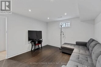 38 Clearbrooke Cir in Toronto, ON - Building Photo - Building Photo