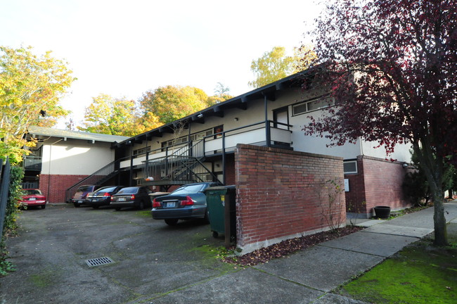 Chalet Apartments in Seattle, WA - Building Photo - Building Photo