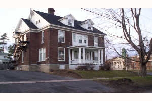 84 Sheldon Ave in Oswego, NY - Foto de edificio