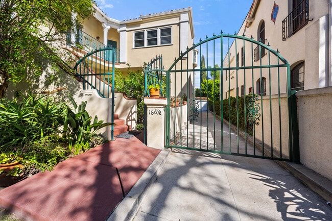 166 N Arnaz Dr in Beverly Hills, CA - Building Photo - Building Photo