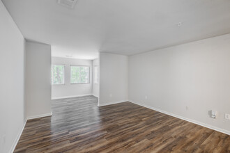 Sabal Palms Apartment Homes in Charleston, SC - Building Photo - Interior Photo