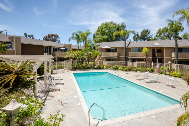 Aloma Apartments in Laguna Niguel, CA - Foto de edificio - Building Photo