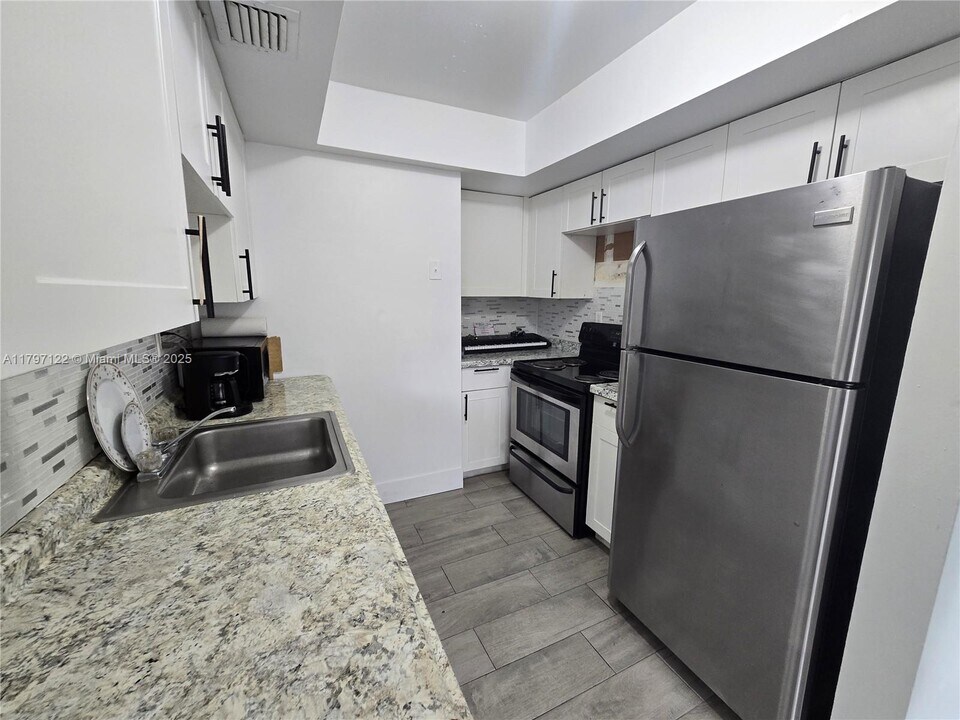 5924 NW 21st St in Lauderhill, FL - Building Photo