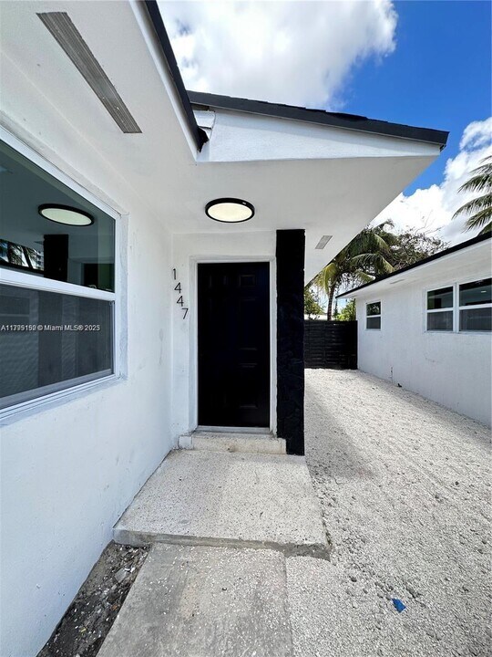 1453 NW 34th St in Miami, FL - Building Photo