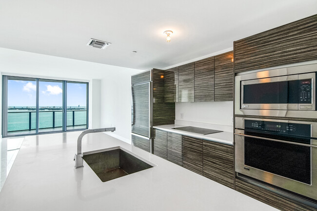 460 NE 28th St, Unit 3507 in Miami, FL - Foto de edificio - Building Photo