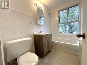 2696-2696 Lake Shore Blvd W in Toronto, ON - Building Photo - Building Photo