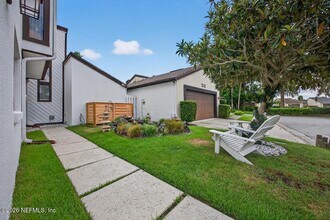 7805 Baymeadows Cir W in Jacksonville, FL - Building Photo - Building Photo