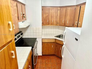 1430 Brickell Bay Dr, Unit 301 in Miami, FL - Building Photo - Building Photo