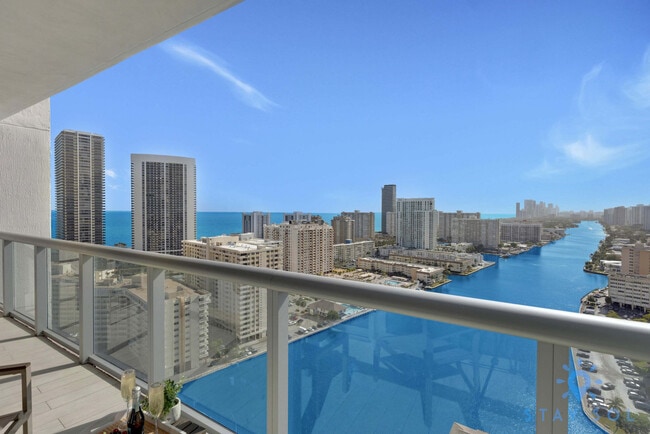 2602 E Hallandale Beach Blvd in Hallandale Beach, FL - Foto de edificio - Building Photo