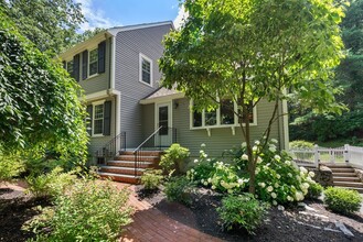 26 Cedar Hill Rd in Dover, MA - Building Photo - Building Photo