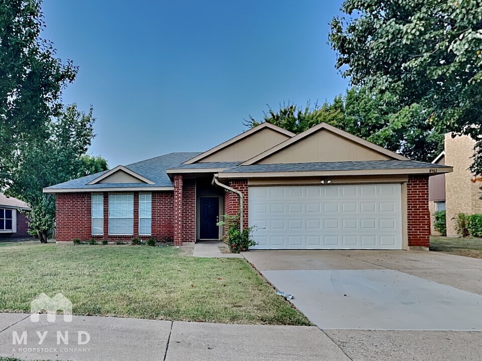 4961 Briar Oaks Ln in Grand Prairie, TX - Building Photo