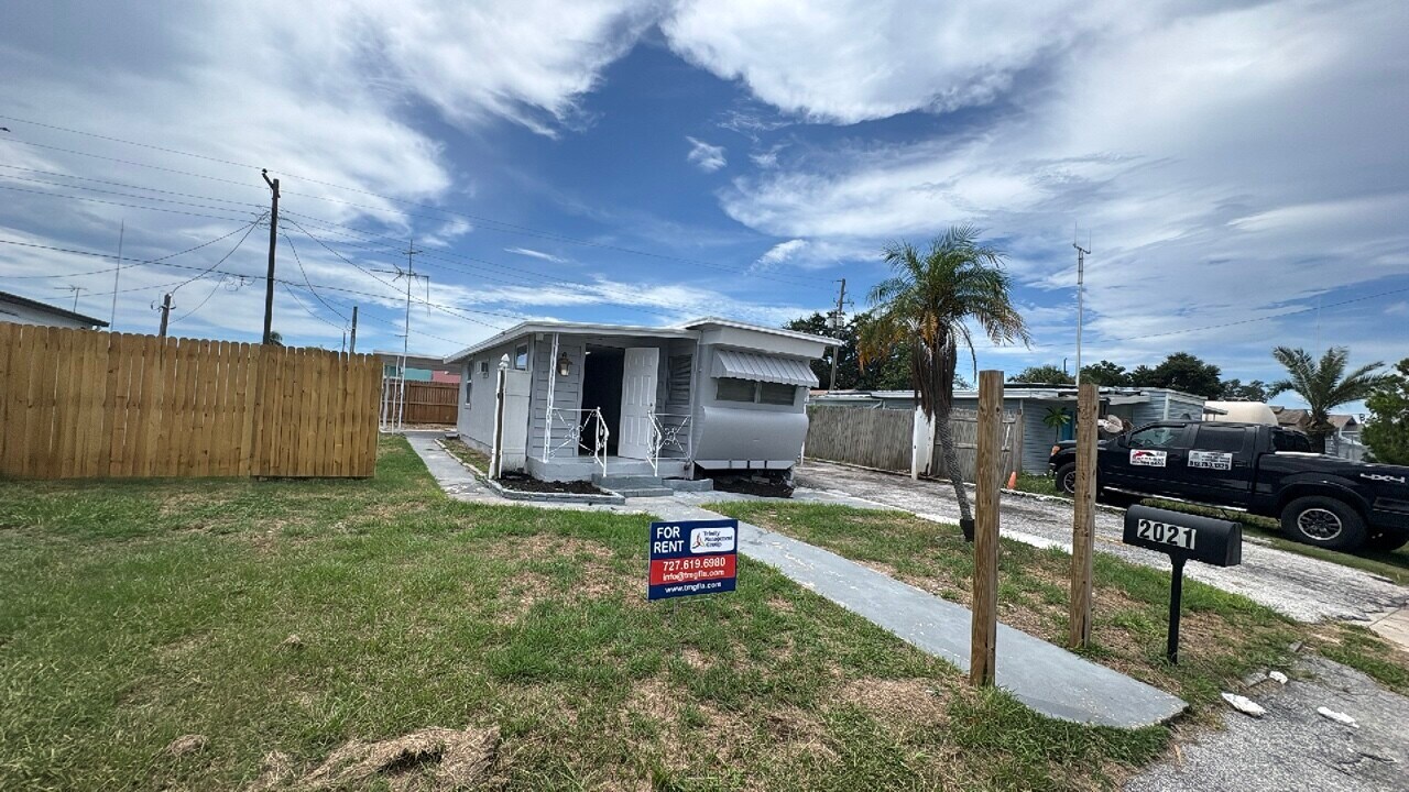 2021 Pleasure Dr in Holiday, FL - Building Photo