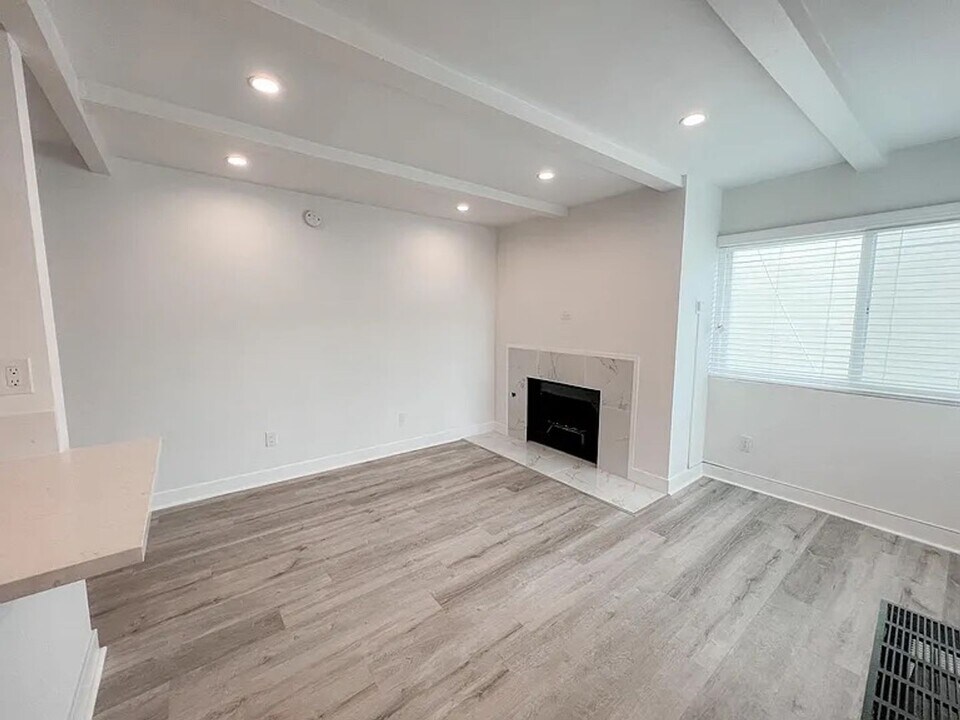 122 El Porto St in Manhattan Beach, CA - Building Photo