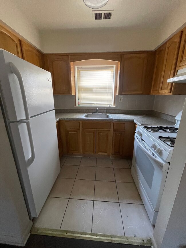 88 Mill Rd, Unit B2 in Irvington, NJ - Foto de edificio - Building Photo