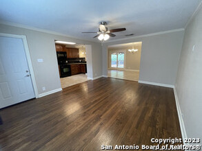 335 Montfort Dr in San Antonio, TX - Building Photo - Building Photo