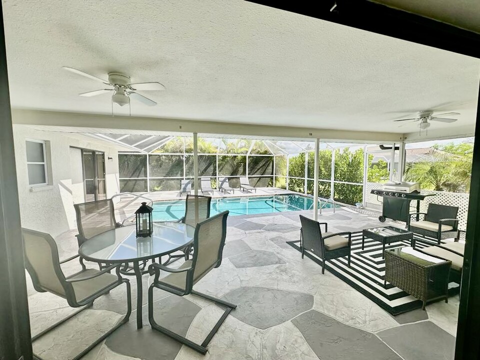 1535 Ultramarine Ln in Punta Gorda, FL - Foto de edificio