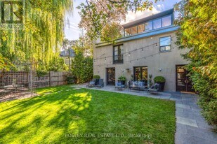 9 Peyton Ln in Toronto, ON - Building Photo