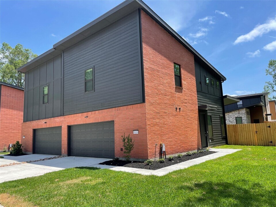 2515 Appian Wy in New Caney, TX - Building Photo