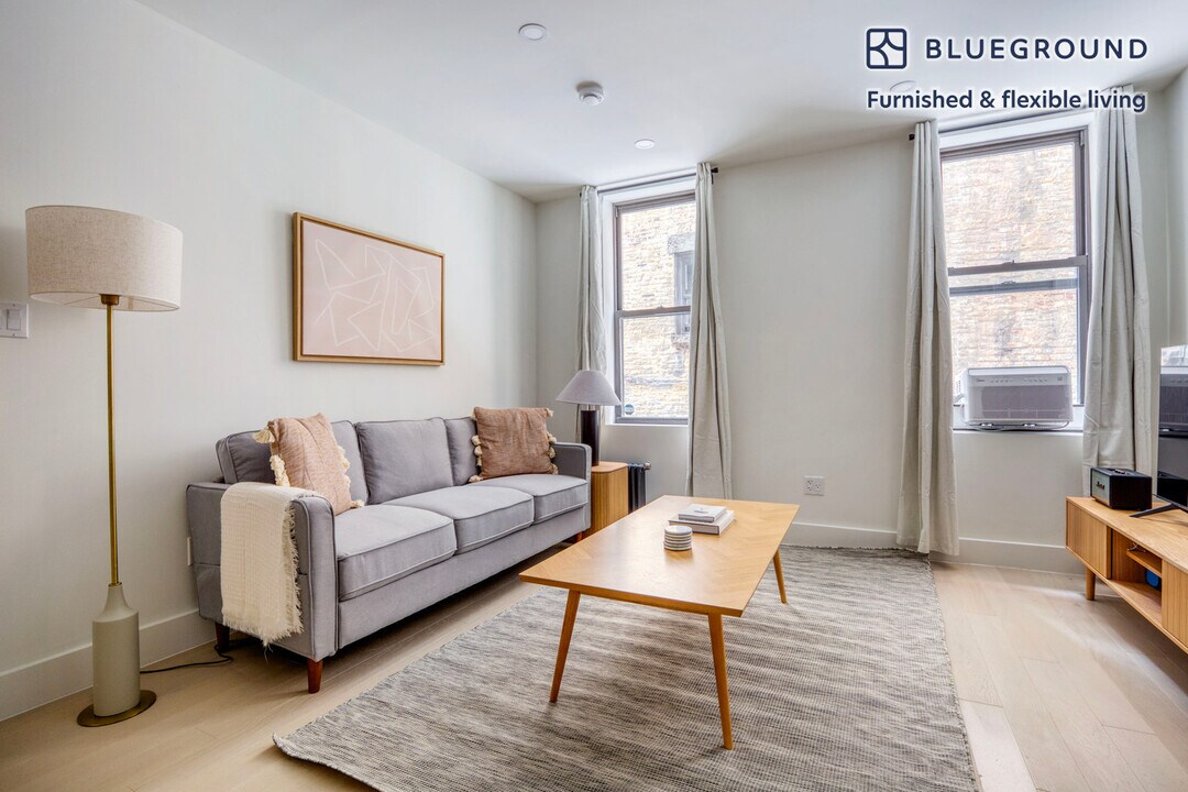 300 W 21st St in New York, NY - Building Photo