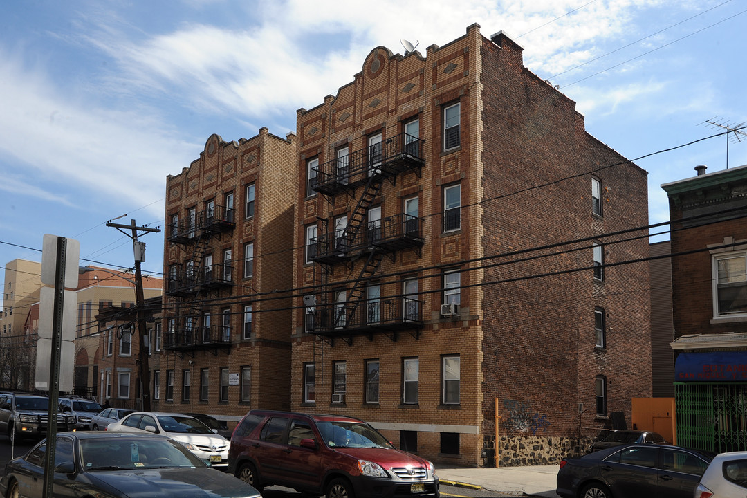 6204-6210 Palisade Ave in West New York, NJ - Building Photo