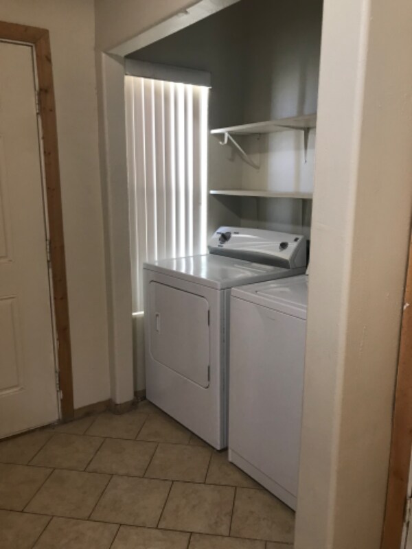 2020 E Ambush St, Unit C in Pahrump, NV - Foto de edificio - Building Photo