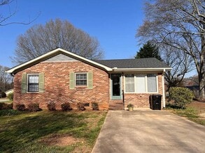 102 Woodcliff Ct in Simpsonville, SC - Building Photo - Building Photo