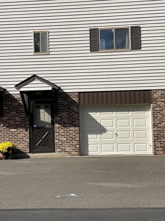 140 Thompson St in East Haven, CT - Building Photo