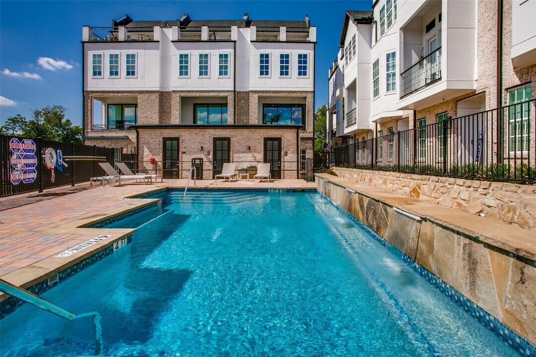 4627 Warwood Ln in Dallas, TX - Foto de edificio