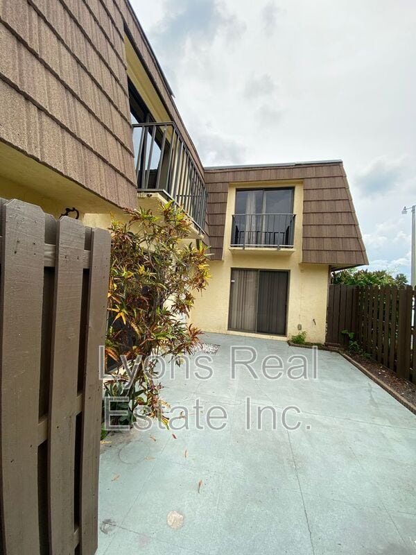 1667 Park Meadows Dr in Ft. Myers, FL - Building Photo - Building Photo