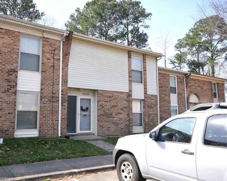 5025 Eaton Ct in Virginia Beach, VA - Building Photo